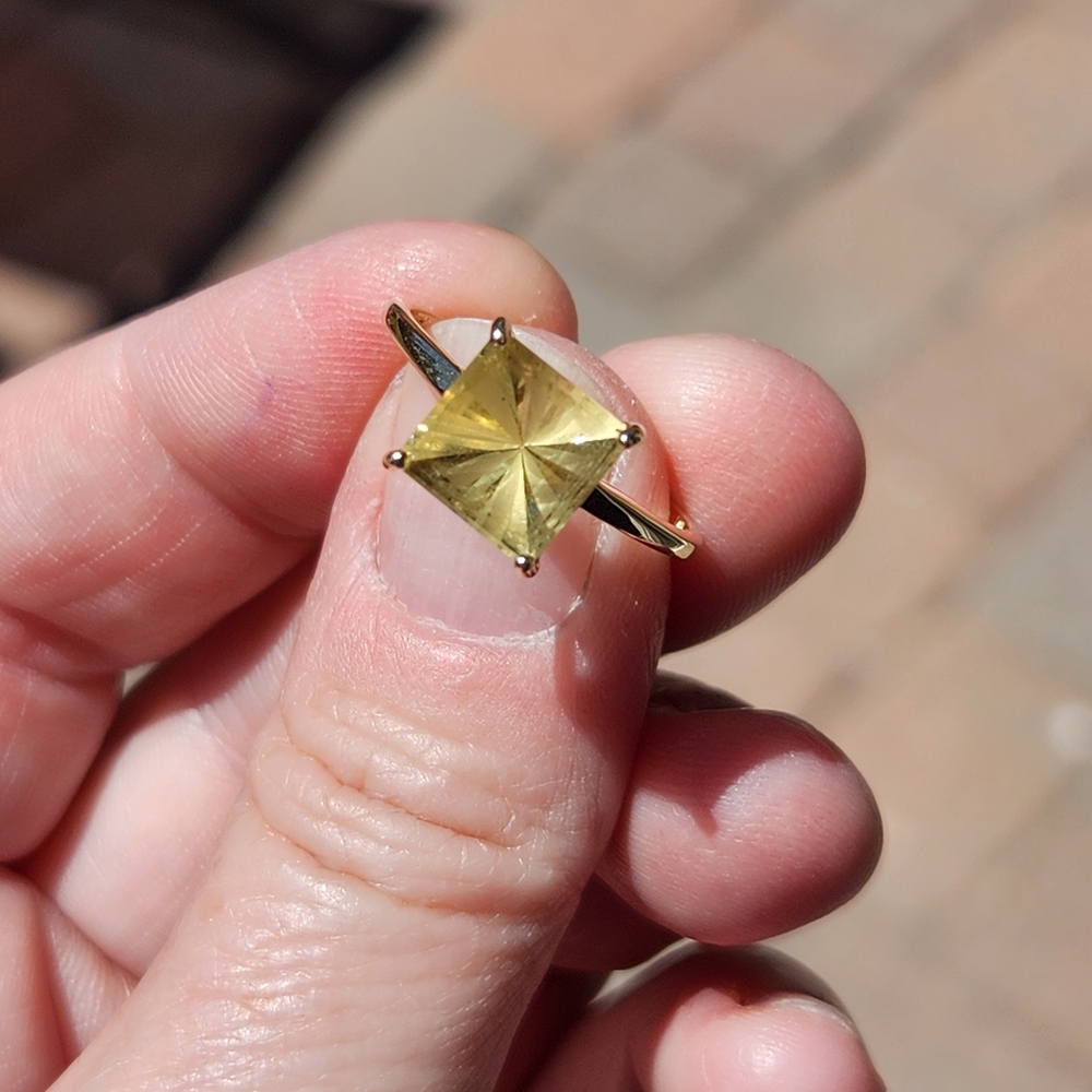 Elegant Gold Ring with Yellow Gemstone - Picture 4 of 11
